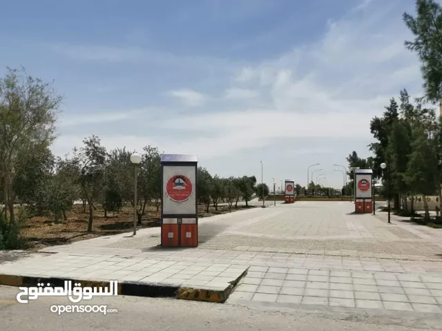 لوحات اعلان تعمل على الطاقه الشمسيه يوجد فيها واي فاي