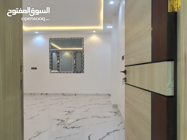 شقه للبيع مساحه 180 متر  4 غرف وا 3 دورات مياه ومطبخ وحمام وصاله وبلكونه