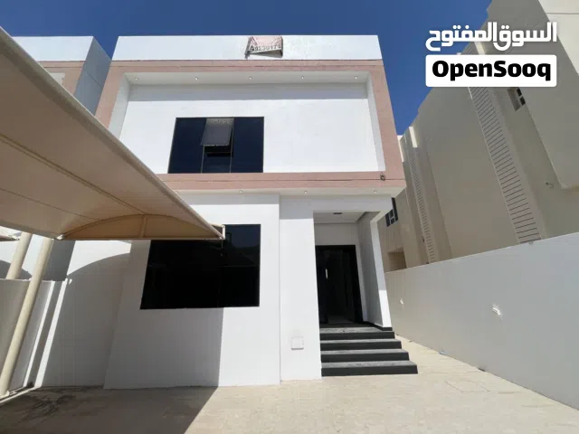 6 BR Luxury Twin Villa in Al Khoud – Excellent Location