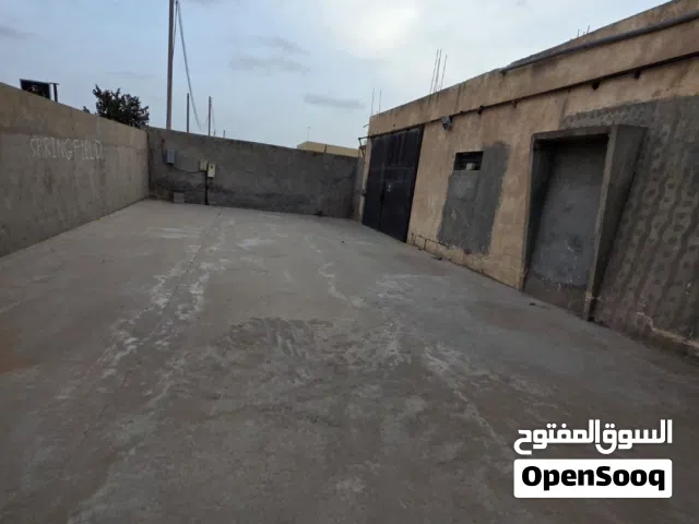 مخزن للايجار عين زاره بقرب من هابي لاند
