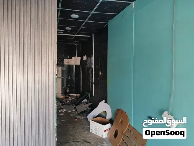 محل تجاري للايجار على شارع عام مقابل فلكة القيادة في الطويسه