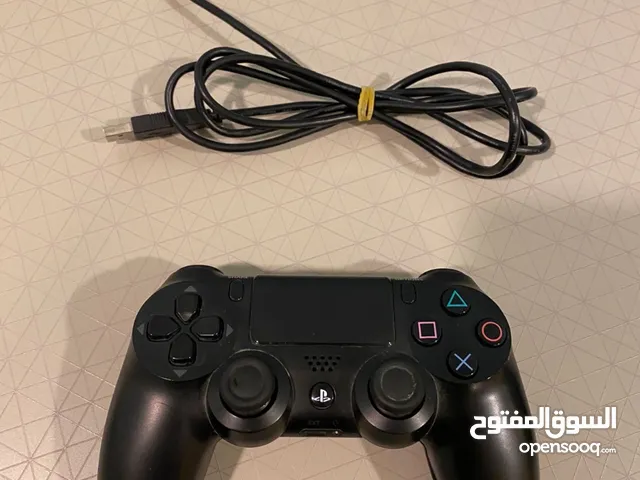 يدة تحكم للxBox + يدة تحكم للبليستيشن مستعمل وبحالة ممتازة جداً واليدة الواحدة فقط