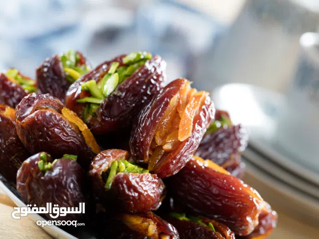 علبة تمر فاخرة محشوة بالمكسرات