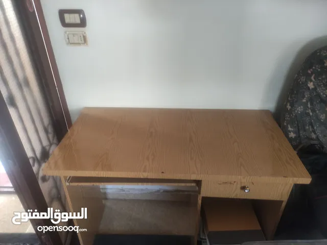 طاولة وكرسي