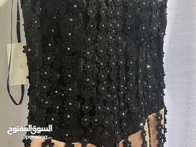 فستان باللون الوردي النحاسي و الاسود