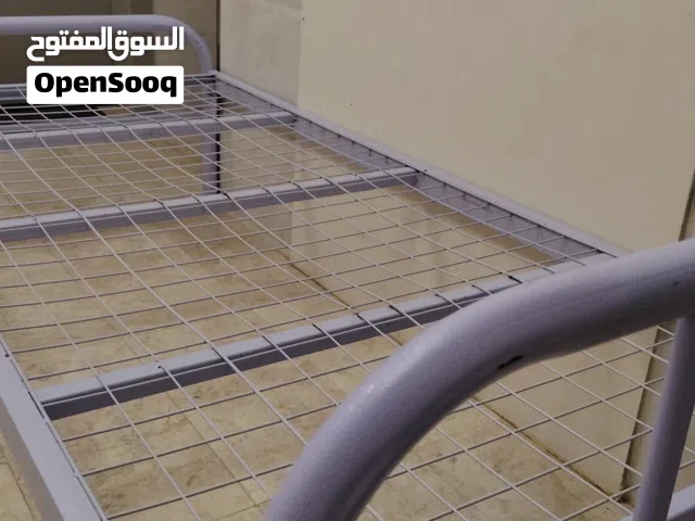 سرير نوم نفر لون ابيض مستخدم سرير