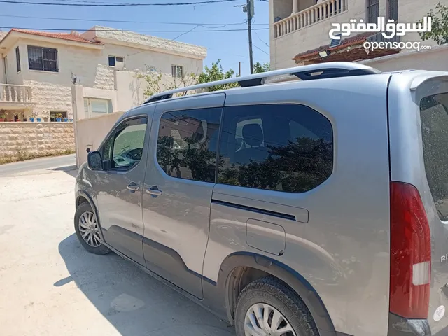 سيارة خاصة بحالة ممتازة جدا  كوشوك جديد بطارية جديدة مع كفالة  ترخيص سنة كاملة  الاستخدام عائلي فقط