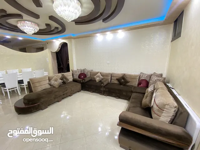 كنب صالون وطاولة مستعمل مؤقت للبيع