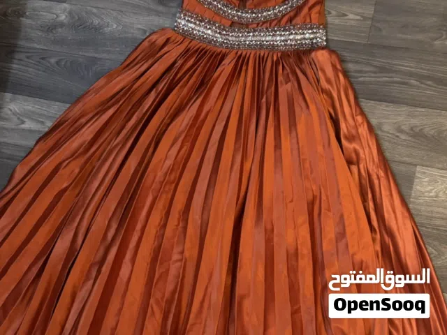 فساتين مستعمله لمراه وحده