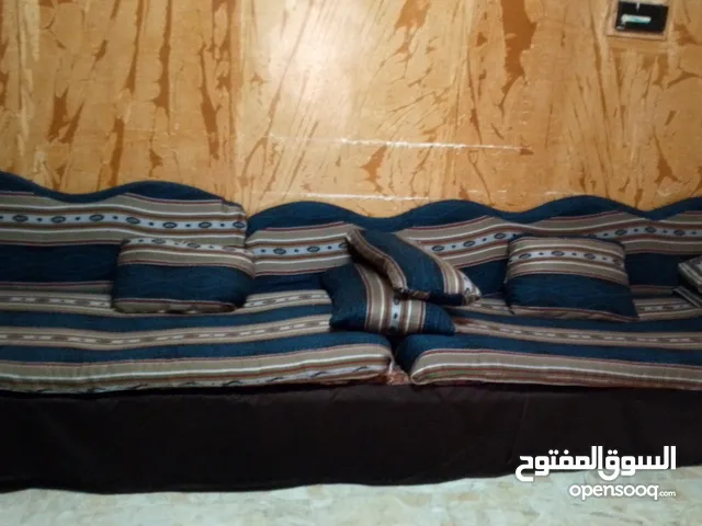 طقم جلسة عربي مستعمل 6 قطع مع مساند وهيكل حديدي – نظيف وبحالة ممتازة!