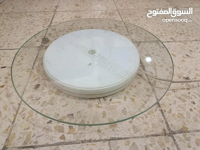 ستاند عرض بلف بشكل دائري على الكهربا بحال الوكالة و 10 علاقات لرفوف قزاز للبيع