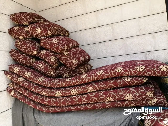 4 فرشات مع عشر مخداتهم مع 3 مراكي للبيع