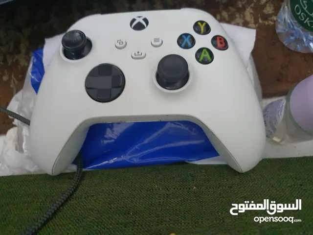 يد ما تشكو من شي