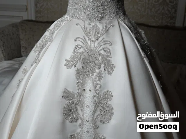 فستان عروس تصميم خاص من الرياض  جديد ونظيف  مع تاج ملكي وجيبون وطرحة  يوجد معه اكمام متحركة