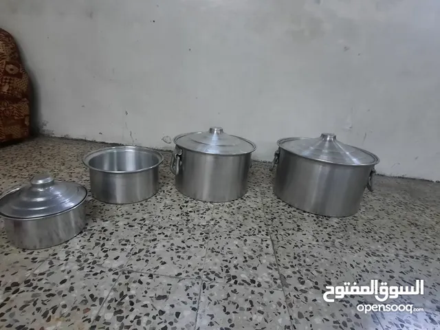 مجموعة طناجر ألمنيوم بأحجام مختلفة، بحالة ممتازة ونظيفة جدًا.