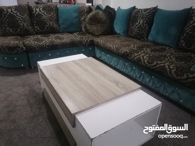 كورنر 7 مقاعد للبيع المستعجل السفر مع طاوله وسط وطقم سيرفس  وطاوله تلفزيون
