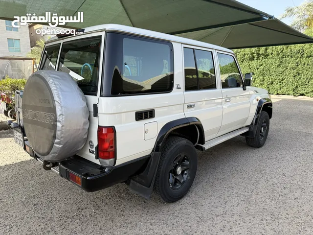 للبيع لاند كروز نص LX76 اصدار السبعين ماشي 42 الف كم