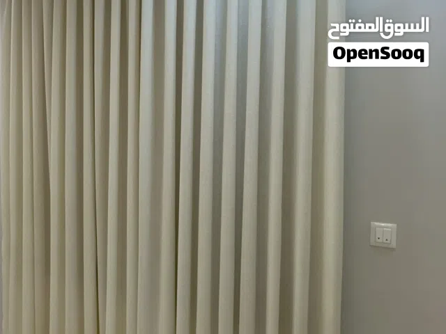 ستائر وبرادي اوفوايت ( بيج ) للبيع بسعر ممتاز جاهزين ليركبوا عندك