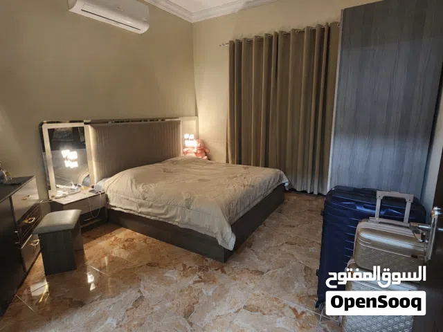 غرفة نوم وطقم جلوس وطاولة سفرة وشاشة 55 بوصة tcl مع الطاولة