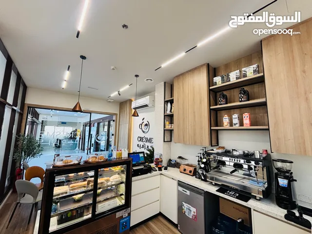 كافيه مجهز بالكامل شغال بدخل جيد للبيع في مشفى داخل ام القيويبن Fully equipped café for sale