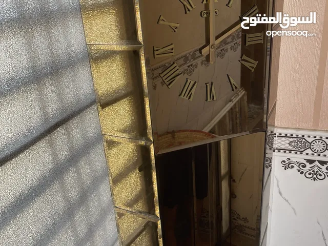 ساعة عموديه حديثه زجاج بلكامل لون ذهبي لغة الساعه فرنسيه لاتفوت الفرصه اشتري الان وبسعر مخفض 30%