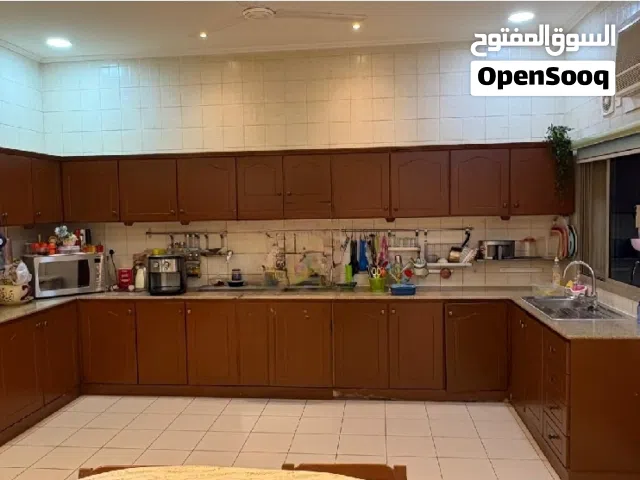 مطبخ خشب نظيف وجفافات ومكيفات ويندو وسبلت وفرن ايطالي ومطبخ خشب وطاوله طعام