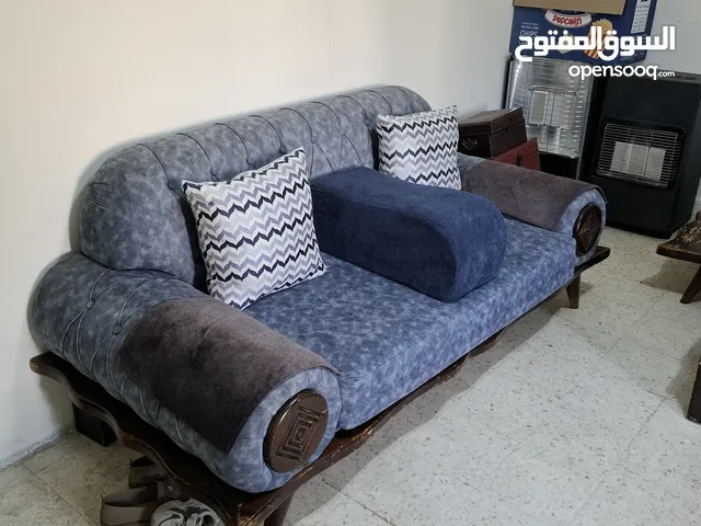 طقم كورنر وطقم امريكي وتخت بيبي وطاولة تلفزيون للبيع