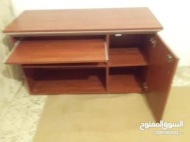 طاولة كمبيوتر وثلاث طاولات حجم صغير