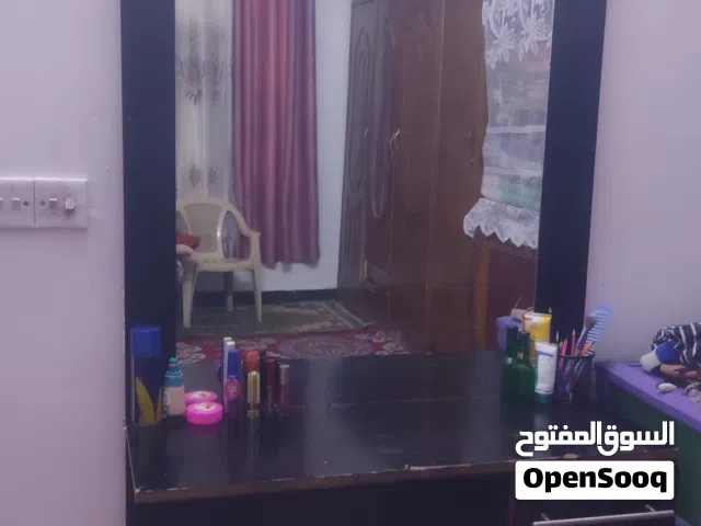 ميز مكياج مرتب لون الاسود مرايه كبيره