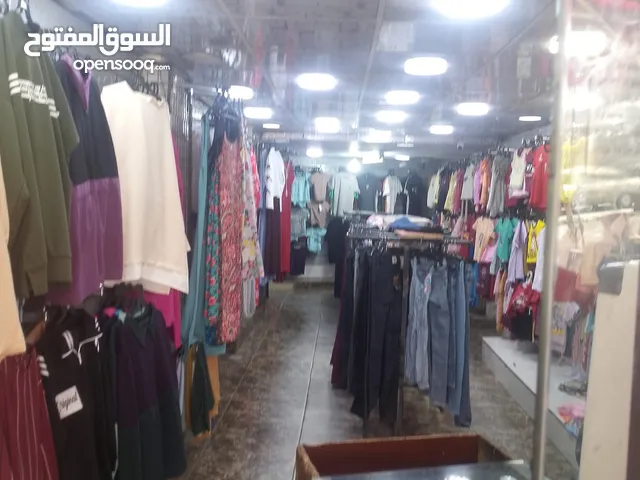 محل للبيع المساحة 60 متر سدة حديد على نفس مساحة المحل على الشارع رئيسي البيع ببضاعة أو بدون الم
