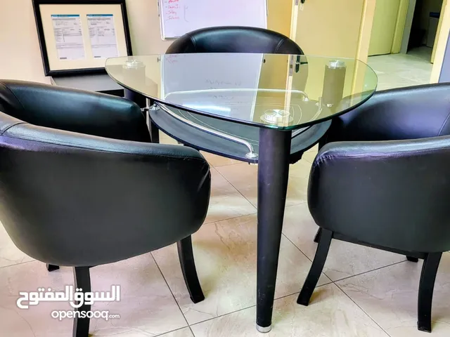 طاولة زجاج سيكوريت (كروم وجلد) وزجاج سميك مميز جدآ مع 3 كراسي جلد للبيع