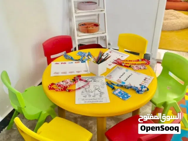عدد اثنين طاولات اطفال + كراسي