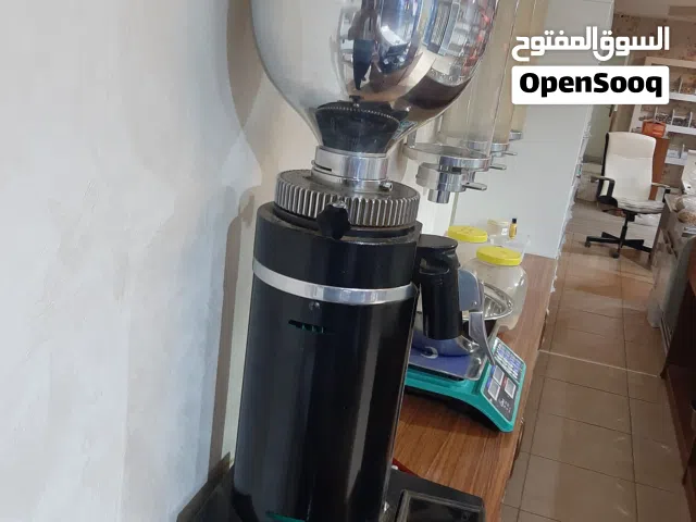 مطحنة قهوة سورية عدد 2 مع 3 حاوية قهوة للبيع صحار