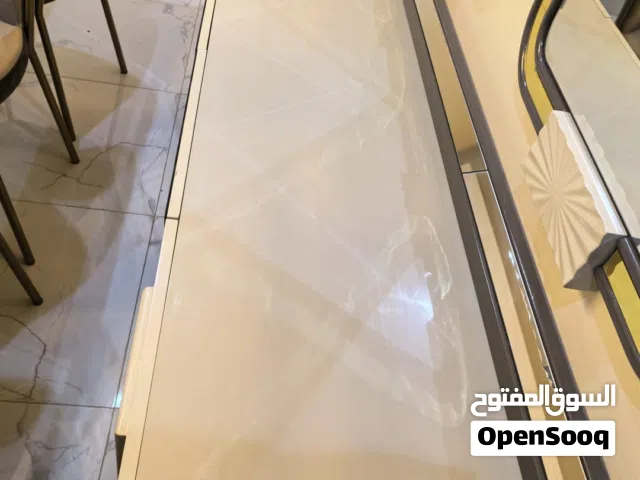 سفرة طعام مودرن كبيرة لم تستخدم كثيرا