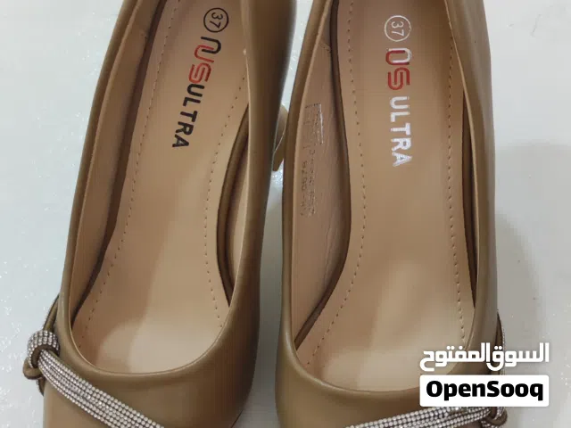 كندرة كعب عالي لون بني بزخرفة فضية