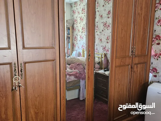 غرفة نوم بحالة جيده جدا بدون سرير
