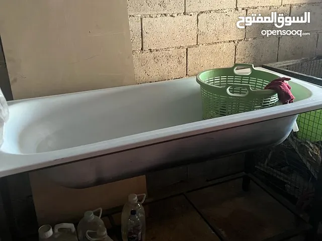 ماكنه دراي كلين وحماصه وبانيو للنقع وفي غساله اتوماتيك وفي 5 ماكنات خياطه وفي كولر وفي مرمره حديد مع