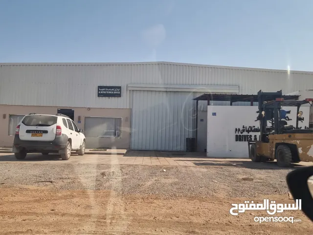 للبيع أرض صناعيه في الجفنين بها ورشه وسكن عمال مؤجره لشركه نفطيه الدخل 1000ريال شهريا