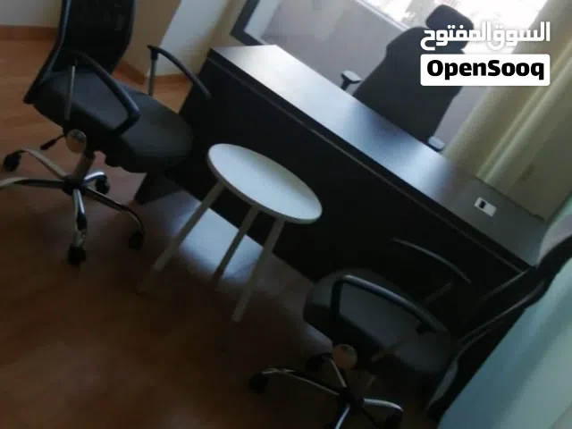 للبيع أثاث مكتبي مودرن بحالة ممتازة ونظيف جدًا، مناسب للشركات والمكاتب والعيادات.