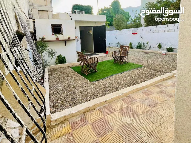 ستودي للاجار في بن عاشور وانت جاي من القادسية الزنقة اللي مقابلا مصرف التجاري الوطني