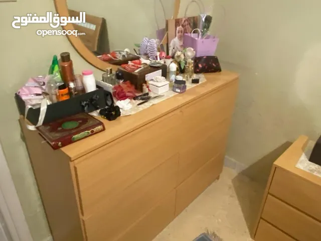 سرير مع كومدينات مع تواليت خشب لاتيه بحالة جيد جداً