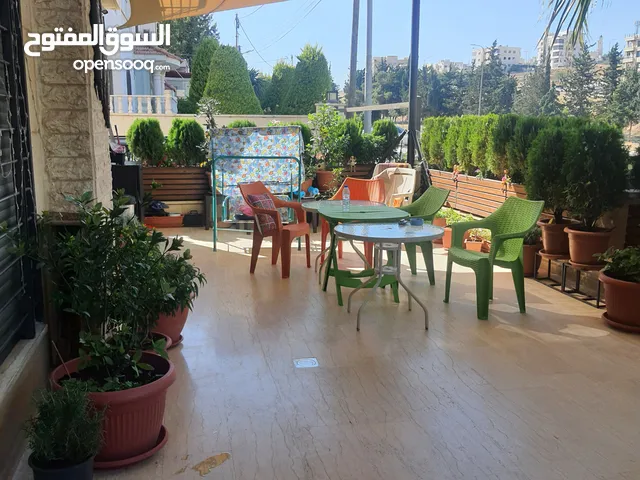 شقة طابق أرضي مع تراس داخلي وخارجي للبيع في عمان - شارع المطار بالقرب من المدارس العالمية