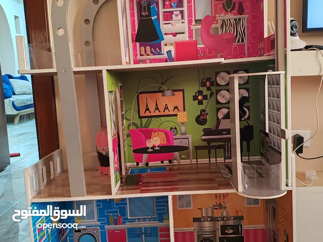 بيت باربي شبه جديد مع عفشه
