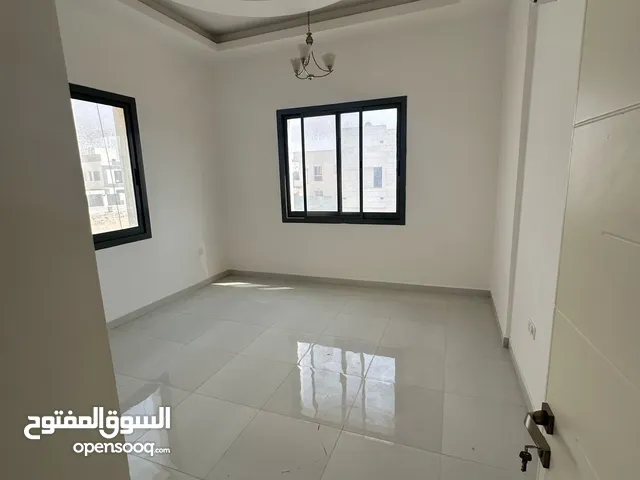 فيلا سكن موظفين للايجار السنوي بعجمان منطقة الياسمين مكونه من 5 غرف ماستر ومجلس وصالة وغرفة خادمة