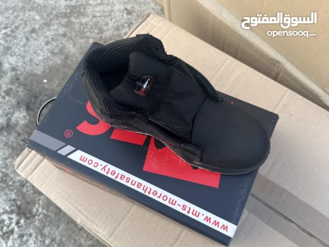 New safety shoes from 37 to 45 sizes available