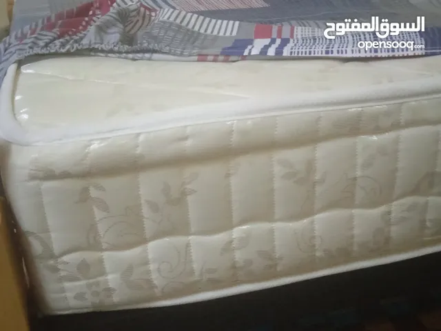 سرير مفرد مع مرتبة ارتفاع 20 سم شبه جديد