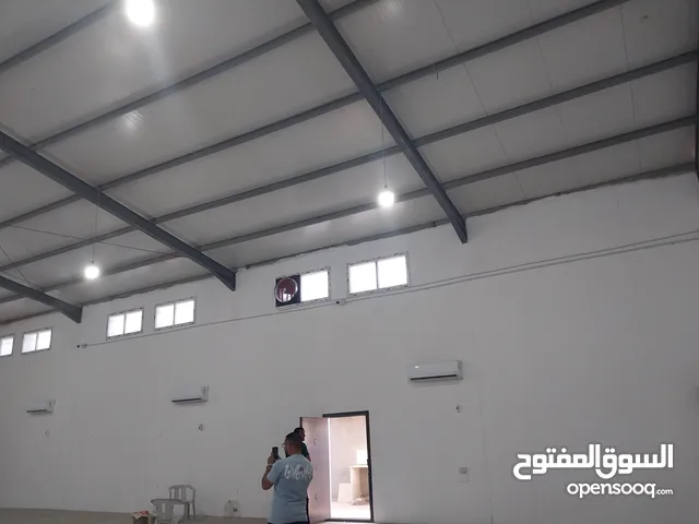 مخزن . 600 م . ساندوتش. 7 مكيفات . حمام . ابوسته .