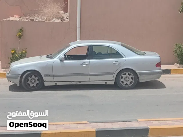2002 مرسيدس بنز الفئة-E E 200