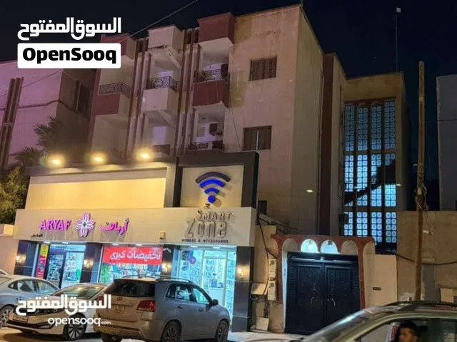 منزل ومحلات للبيع مقابل سوق الحايس من الباب الجانبي