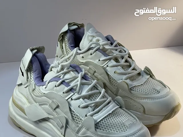 يتوفر لدينا أحذية ناعمة لإطلالة أنثوية مميزة.